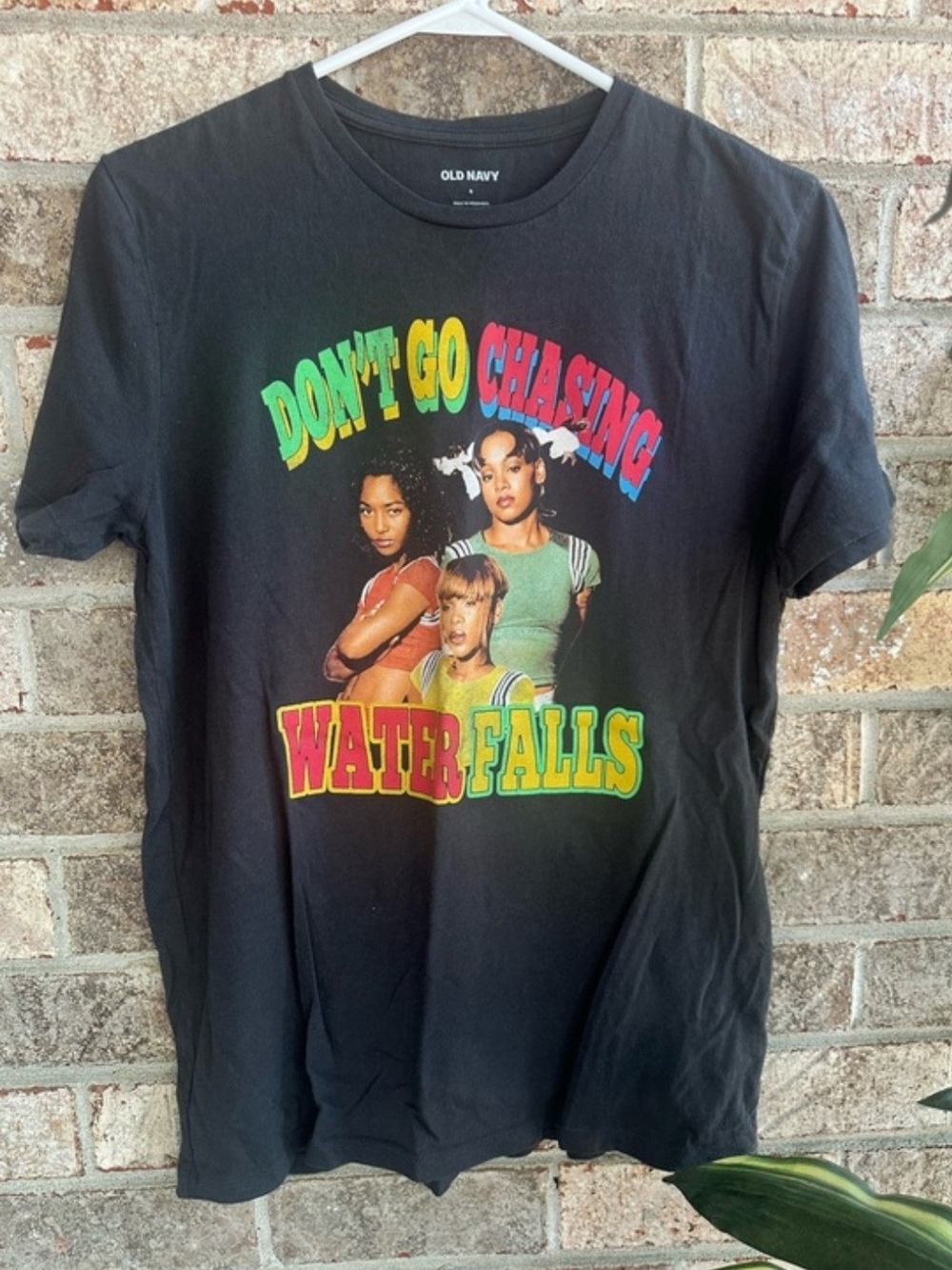 Old Navy Men's Black 'Don't Go Chasing Waterfalls' Graphic Tee Size Large
